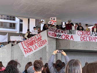 Protesta degli studenti delle scuole superiori dopo il crollo di Sa Duchessa, nel polo umanistico dell'Università di Cagliari a metà ottobre, Cagliari, 18 novembre 2022. ANSA/ MARZIA PIGA