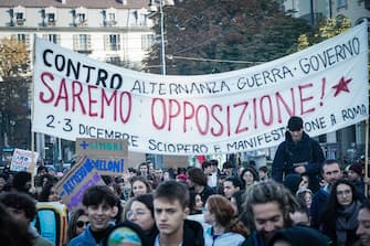 Manifestazione studenti 'No Meloni' contro le politiche del governo, Torino 18 novembre 2022. ANSA/TINO ROMANO