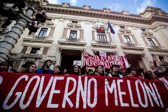 Studenti protestano davanti il Ministero dell'Istruzione e del Merito durante la manifestazione studentesca 'No Meloni day', Roma, 18 novembre 2022. ANSA/ANGELO CARCONI