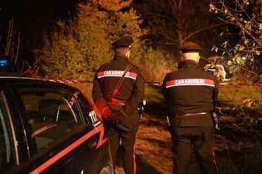 Un cadavere è stato trovato ieri sera dentro un'auto bruciata a Concordia sulla Secchia (Modena), in una zona isolata, 19 novembre 2022. Il corpo, all'interno del portabagagli, è completamente carbonizzato e non è stato ancora identificato. Ma dalle prime informazioni la macchina, un'utilitaria, appartiene a una giovane donna residente in provincia, 32 anni: il marito ne aveva denunciato la scomparsa due giorni fa. Indagini sono in corso da parte dei carabinieri della Compagnia di Carpi, coordinati dal pm Claudia Natalini.
ANSA (NPK)