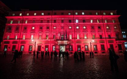 Violenza sulle donne, Palazzo Chigi si illumina di rosso. FOTO