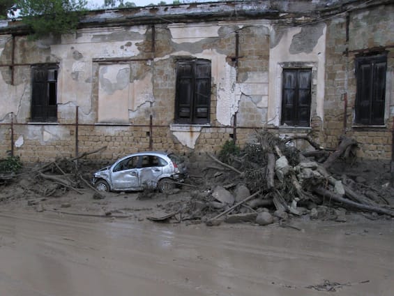 Ischia, frane e allagamenti a Casamicciola: morta una donna, dispersi sotto il fango  LIVE
