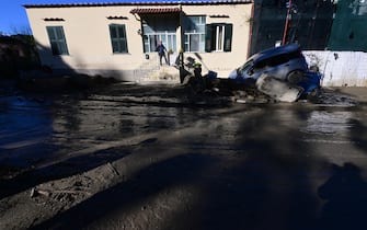 Volontari lavorano per ripulire le strade dal fango  a Casamicciola, 27 novembre 2022. ANSA/Ciro Fusco