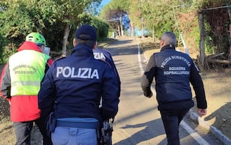 Gli agenti della polizia  alla ricerca dei dispersi a Casamicciola ad Ischia, 27 novembre 2022.
ANSA/Polizia EDITORIAL USE ONLY NO SALES