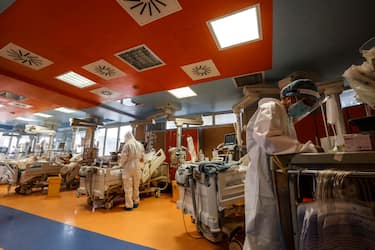 Health workers wearing overalls and protective masks in the intensive care unit of the Covid intensive care unit of the GVM ICC hospital of Casal Palocco near Rome, Italy, 21 January 2022. ANSA/GIUSEPPE LAMI