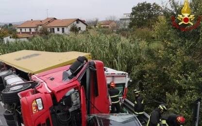 Incidente Ancona, camion si ribalta e schiaccia ambulanza: due morti