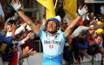 CICLISMO: LIEGI; VITTORIA REBELLIN.    Italian cyclist Davide Rebellin of team Gerolsteiner celebrates while crossing the finish line to win the Liege - Bastogne - Liege cycling world cup race in Liege, Belgium, Sunday 25 April 2004.    ANSA / BERND THISSEN / PAL
