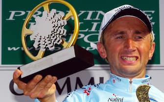 CICLISMO: LIEGI; VITTORIA REBELLIN.    Italian cyclist Davide Rebellin of team Gerolsteiner holds the winner's trophy on the podium after winning the Liege - Bastogne - Liege cycling world cup race in Liege, Belgium, Sunday 25 April 2004.    ANSA / BENOIT DOPPAGNE / PAL
