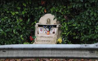 incidente san giustino umbro Foto da San Giustino. Questa è la lapide che ricorda la morte di 4 ragazzi avvenuta nel 1999, incidente che avvenne a circa 200-300 metri dal punto in cui stanotte hanno perso la vita altri 4 giovani.