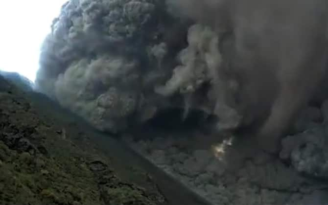 Eruzione a Stromboli, allerta arancione: «Non uscite di casa». E ora fa  paura lo tsunami