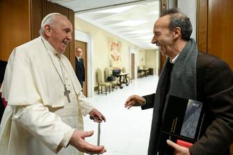 A handout picture provided by the Vatican Media shows Pope Francis receiving in audience  Italian filmmaker and actor Roberto Benigni, Vatican City, 07 December 2022. ANSA/ VATICAN MEDIA +++ ANSA PROVIDES ACCESS TO THIS HANDOUT PHOTO TO BE USED SOLELY TO ILLUSTRATE NEWS REPORTING OR COMMENTARY ON THE FACTS OR EVENTS DEPICTED IN THIS IMAGE; NO ARCHIVING; NO LICENSING +++ (NPK)