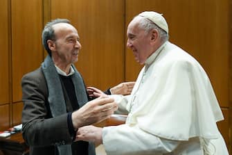 A handout picture provided by the Vatican Media shows Pope Francis receiving in audience  Italian filmmaker and actor Roberto Benigni, Vatican City, 07 December 2022. ANSA/ VATICAN MEDIA +++ ANSA PROVIDES ACCESS TO THIS HANDOUT PHOTO TO BE USED SOLELY TO ILLUSTRATE NEWS REPORTING OR COMMENTARY ON THE FACTS OR EVENTS DEPICTED IN THIS IMAGE; NO ARCHIVING; NO LICENSING +++ (NPK)