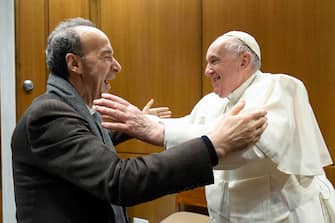 epa10353280 A handout picture provided by the Vatican Media shows Pope Francis receiving in audience Italian filmmaker and actor Roberto Benigni, in Vatican City, 07 December 2022.  EPA/VATICAN MEDIA HANDOUT  HANDOUT EDITORIAL USE ONLY/NO SALES