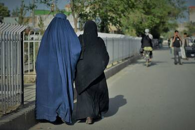 Iran, polizia torna in strada per fermare le donne senza il velo