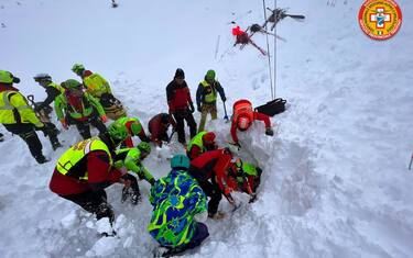 Operazione di salvataggio di uno scialpinista travolto da una valanga in val di Fassa, trasportato in gravissime condizioni all'ospedale di Trento, 10 dicembre 2022.
ANSA/Uff stampa Soccorso alpino +NO SALES - EDITORIAL USE ONLY+ NPK