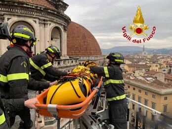 Malore turista su cupola Brunelleschi: l'intervento di soccorso. FOTO