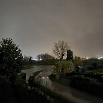 Sono proseguiti tutta la notte gli interventi per il maltempo della protezione civile in Toscana, dove vige allerta arancione per piogge tutto il giorno. In
particolare è colpita Pistoia e la sua Piana verso Agliana e Quarrata con oltre 110 mm di pioggia cumulati da giovedì sera. Qui il fiume Brana è tracimato in alcuni punti, in particolare a Badia a Pacciana, frazione di Pistoia dove ha oltrepassato il ponte, e ci sono strade e alcune case allagate come ha segnalato sui social lo stesso presidente della Regione Eugenio Giani. +++ FACEBOOK/EUGENIO GIANI +++ ATTENZIONE LA FOTO NON PUO' ESSERE RIPRODOTTA SENZA L'AUTORIZZAZIONE DELLA FONTE CUI SI RINVIA ++++