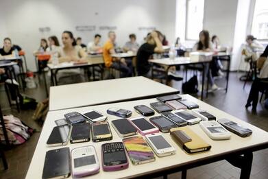 Stop ai cellulari in classe: la circolare (che non prevede sanzioni)