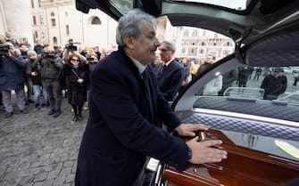 Il figlio di Lando Buzzanca, Massimiliano, durante il funerale nella Chiesa Santa Maria in Montesanto a piazza del Popolo  Roma 21 dicembre 2022 
ANSA/MASSIMO PERCOSSI