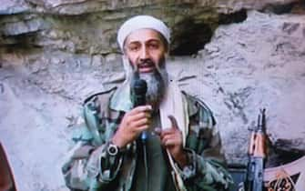 CAT - BIN LADEN ALL JAZEERA OSAMA BIN LADEN ( - 2001-10-10, Alberto Cattaneo) p.s. la foto e' utilizzabile nel rispetto del contesto in cui e' stata scattata, e senza intento diffamatorio del decoro delle persone rappresentate