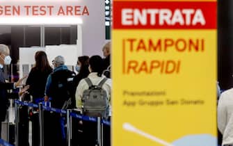 Health workers collect swabs and conduct tests on passengers arriving from the United States on Covid Tested flights  for coronavirus disease (COVID-19) positivity, at the Malpensa airport  in Ferno, Italy, 03 April 2021.
ANSA / Mourad Balti Touati