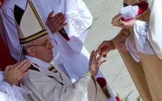 Il cardinale Angelo Sodano dona l'anello del Pescatore a Papa Francesco, Roma 19 marzo 2013
 ANSA/CIRO FUSCO