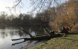 POLAND NEW YEAR 2023 epa10385289 People rest at the Skaryszewski Park in Warsaw, Poland, 01 January 2023. Temperatures in Warsaw were reported at plus 17 degrees Celsius. EPA/Pawel Supernak POLAND OUT