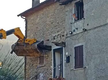 Il braccio della ruspa all'esterno della villetta assaltata da un uomo il proprietario di casa ha sparato, uccidendolo a San Polo, frazione di Arezzo, 6 gennaio 2023.
ANSA/Barbara Perissi