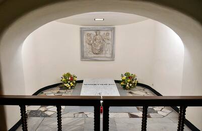 Papa Ratzinger, aperte Grotte Vaticane per omaggio fedeli a tomba