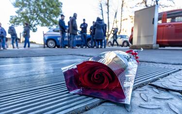Una rosa all'esterno del ristorante ''Brado'' dove e' stato commesso il femminicidio, Roma, 14 gennaio 2023. 
ANSA/MASSIMO PERCOSSI