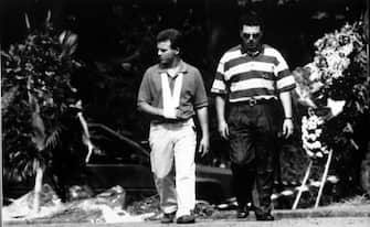29/07/1993 - MILANO. ATTENTATO IN VIA PALESTRO. Il vigile del fuoco Massimo Salsamo (S), uno degli scampati dalla strage, raggiunge il luogo dell'esplosione accompagnato da un funzionario. ANSA