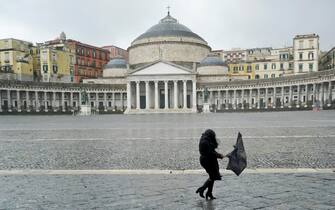 Pioggia e vento a Napoli dove per l'allerta meteo arancione sono rimaste chiusi scuole e parchi, 17 gennaio 2023. ANSA / CIRO FUSCO