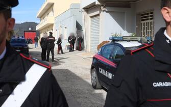 Carabinieri durante la perquisizione del covo del boss Messina Denaro a Campobello di Mazzara, 17 gennaio 2023. ANSA/IGOR PETYX