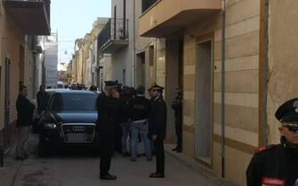 I magistrati della Procura di Palermo e i carabinieri del Ros avrebbero individuato un secondo covo utilizzato dal boss Matteo Messina Denaro. Oltre all'apparamento di vicolo San Vito a Campobello di Mazara, scoperto ieri, il capomafia avrebbe fatto realizzare una sorta di bunker all'interno di un'altra abitazione nella stessa area, 18 gennaio 2023. Non è ancora chiaro se si tratti del luogo in cui il capomafia nasconde il suo tesoro: documenti riservati, pizzini, soldi che i magistrati cercano. Lo scopriranno i carabinieri dopo la perquisizione del bunker appena scoperto, che si trova a circa 300 metri dall'abitazione in vicolo San Vito. Gli investigatori stanno attendendo l'arrivo del magistrato.    ANSA / Max Firreri
