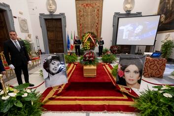 Addio a Gina Lollobrigida, la camera ardente in Campidoglio. FOTO
