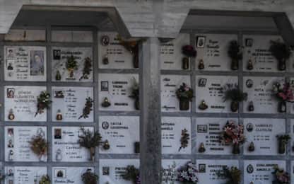 Oristano, fa selfie al cimitero con cadaveri riesumati: denunciato