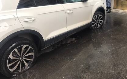 Milano, blitz "Collettivo delle suv-versive": sgonfiano ruote ai suv