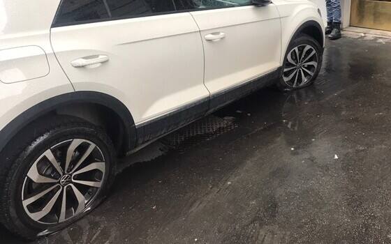 Una delle auto colpite dal blitz