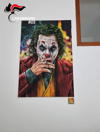 In the living room of the hideout in vicolo San Vito in Campobello di Mazara, the first one found and searched by the Carabinieri, the former super-fugitive Matteo Messina Denaro had hung a poster of Joaquin Phoenix who plays the Joker in Todd Phillips' film of the same name in 2019. A color painting that portrays the Joker played by Joaquin Phoenix  and underneath a colored caption with the words 'There is always a way out but if you don't find it, it will break everything'. This is what the Carabinieri found in the inspection of the first hideout used by Matteo Messina Denaro in Campobello di Mazara.
ANSA/ CARABINIERI +++ ANSA PROVIDES ACCESS TO THIS HANDOUT PHOTO TO BE USED SOLELY TO ILLUSTRATE NEWS REPORTING OR COMMENTARY ON THE FACTS OR EVENTS DEPICTED IN THIS IMAGE; NO ARCHIVING; NO LICENSING +++ NPK +++