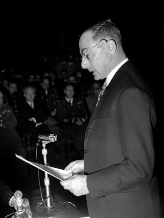 � Silvio Durante / LaPresse
Archivio storico
05-11-1953
Enrico Mattei
Nella foto: ENRICO MATTEI Presidente dell'ENI riceve alla Facolt� di Architettura di Torino la LAUREA HONORIS CAUSA
Neg 49135