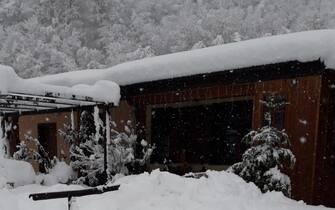Le casette Sae dei terremotati di Visso e Castelsantangelo sul Nera in provincia di Macerata ricoperte dalla neve, 23 gennaio 2023. ANSA