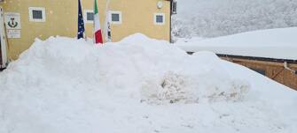 Le casette Sae dei terremotati di Visso e Castelsantangelo sul Nera in provincia di Macerata ricoperte dalla neve, 23 gennaio 2023. ANSA