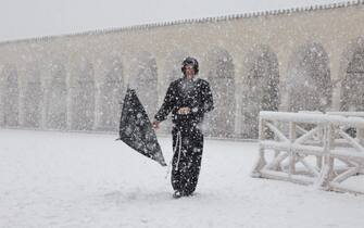 Friars play in the snow in front of the Basilica of San Francesco in Assisi, Italy, 23 January  2023.
ANSA/Pietro Crocchioni