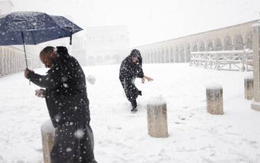 Friars play in the snow in front of the Basilica of San Francesco in Assisi, Italy, 23 January 2023.
ANSA/Pietro Crocchioni