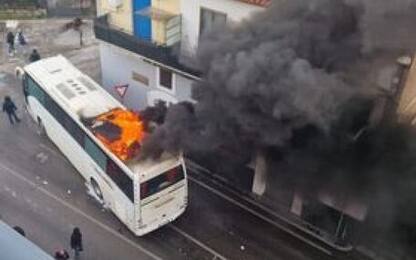 Paganese Casertana, scontri tra ultras: in fiamme bus tifosi ospiti