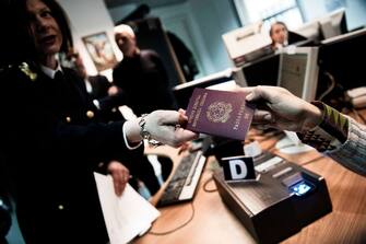 691053050 NAPLES, CAMPANIA, ITALY - 2010/04/12: Digital scan in order to record fingerprints. Release of the biometric passport in Naples police headquarters. The biometric passport will heighten security against the commerce of fake passports. (Photo by Salvatore Laporta/KONTROLAB /LightRocket via Getty Images)