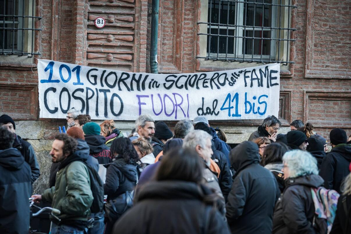 Chi è Alfredo Cospito, anarchico in carcere 41 bis che è stato in