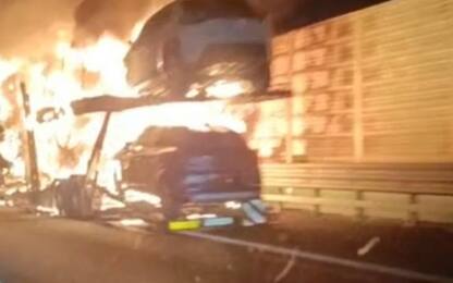 Incidente A21, bisarca in fiamme: chiusa autostrada a Cremona