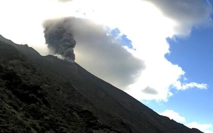 Stromboli, vulcano in eruzione con esplosioni e nube di cenere