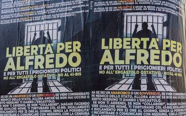 Manifesti e scritte in favore dell'anarchico Alfredo Cospito nel quartiere romano del Pigneto, 02 febbraio 2023. ANSA / MASSIMO PERCOSSI